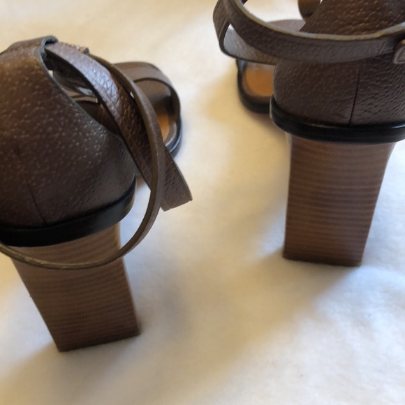 NWT Coach heels. Silver accents. Size 7. - Picture 5 of 5